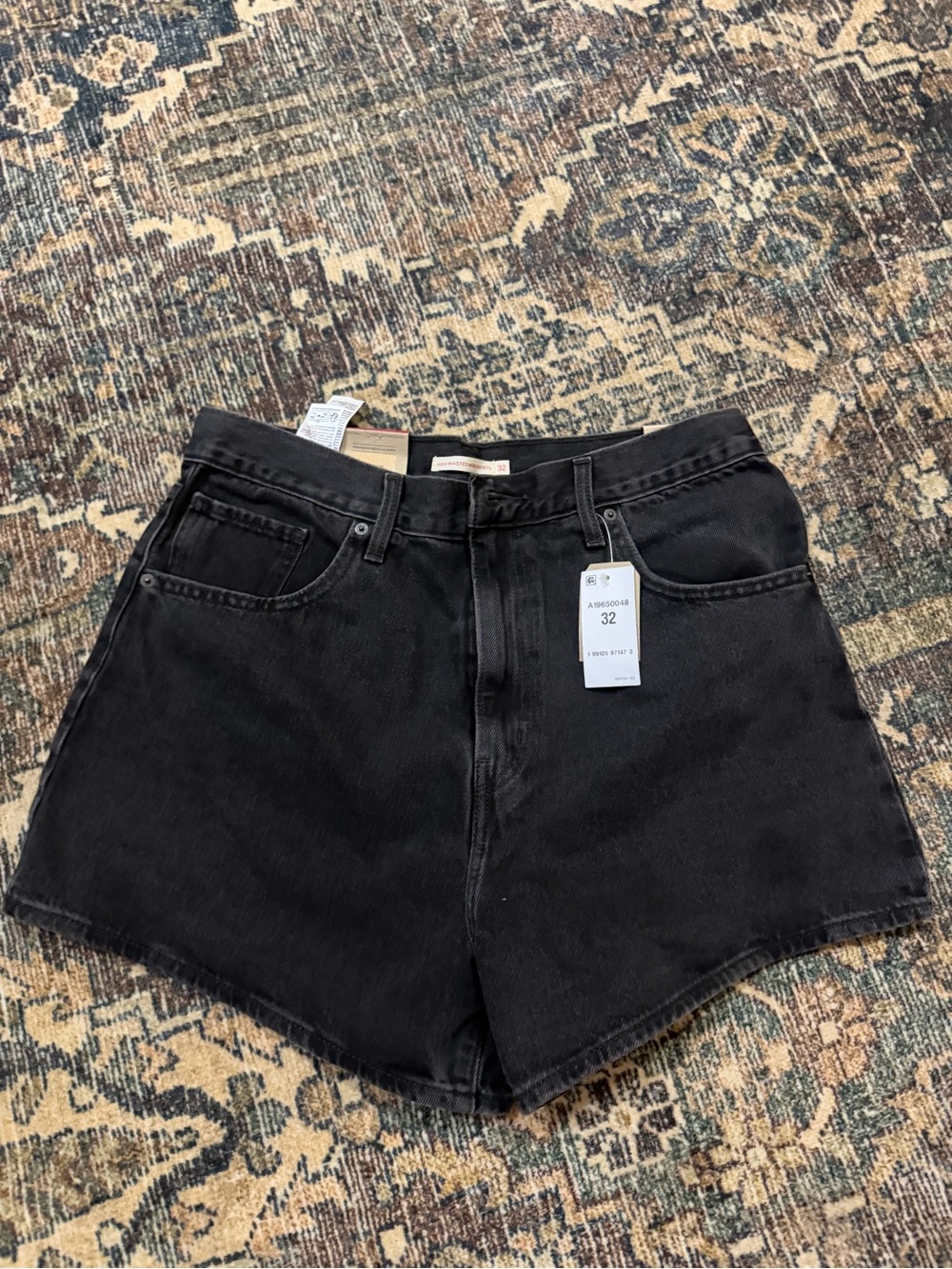 Levi's Black High-Rise Jean Shorts size 32